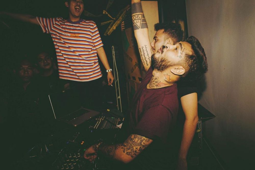 7 Aksi nyentrik Onadio di panggung, dari Killing Me Inside hingga Lyon