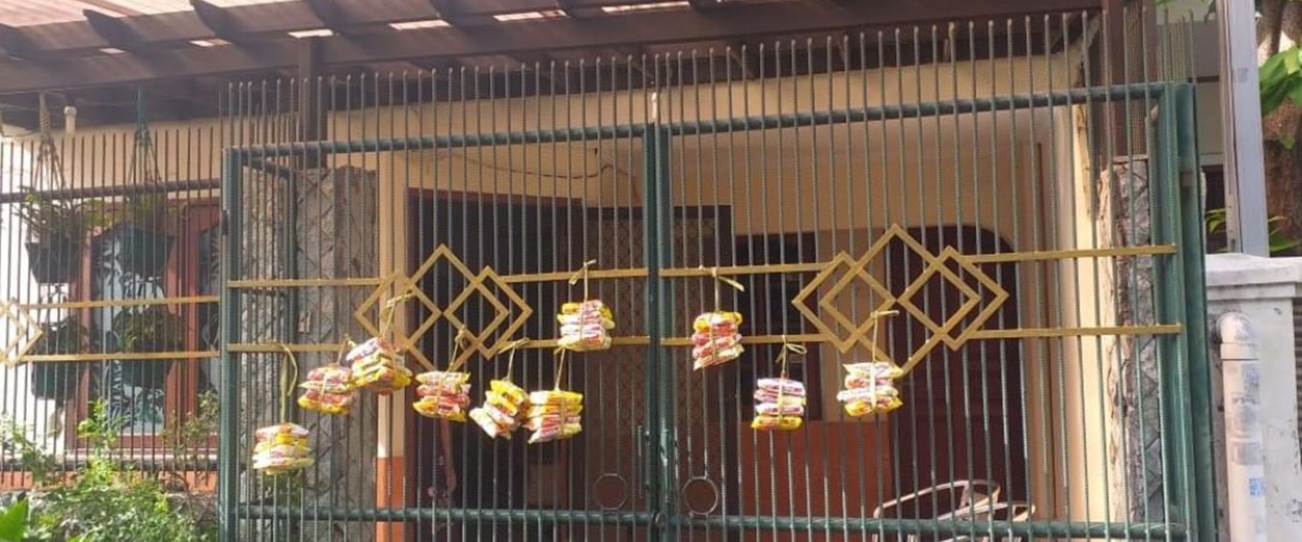 Kisah nenek 84 tahun tiap hari gantung makanan di pagar rumah