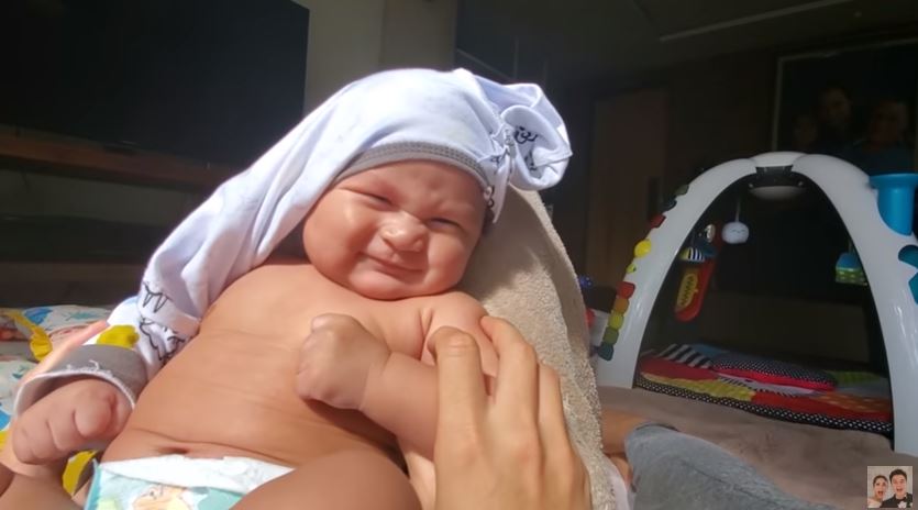 Gaya 5 bayi seleb saat berjemur di pagi hari, menggemaskan