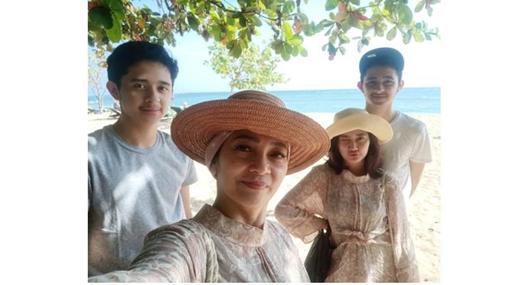 6 Potret kebersamaan Nakula dan Sadewa dengan ibunda, bak kakak adik