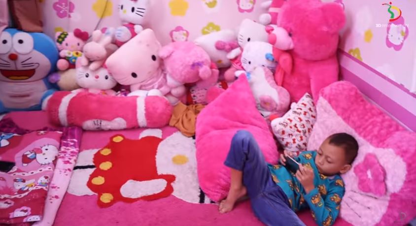 7 Penampakan kamar tidur Lesty Kejora, bernuansa serba pink