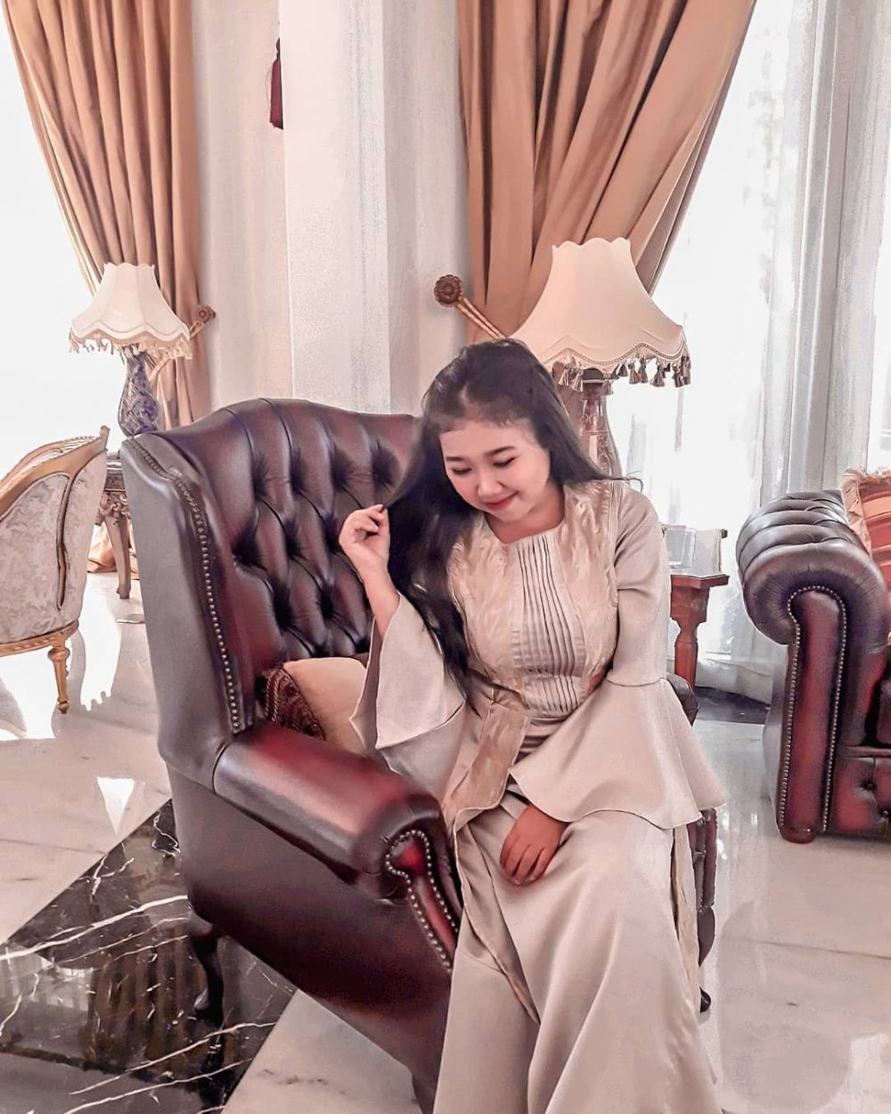 Sering tampil kasual, ini 8 gaya elegan Kiky Saputri yang manglingi