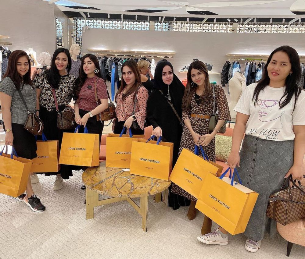 Viral bagi makanan pakai Ferrari, ini 5 fakta Shandy Purnamasari