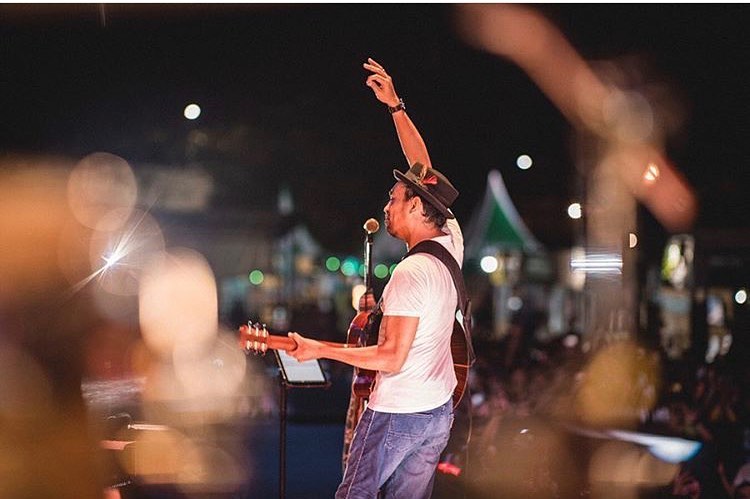 Kisah dibalik topi hitam yang selalu dipakai manggung Glenn Fredly