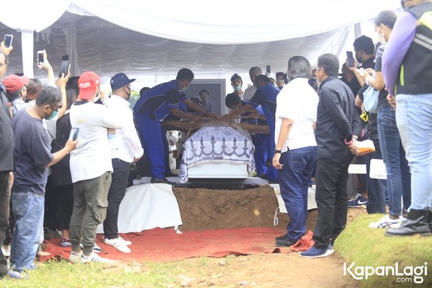 11 Potret suasana pemakaman Glenn Fredly, penuh haru