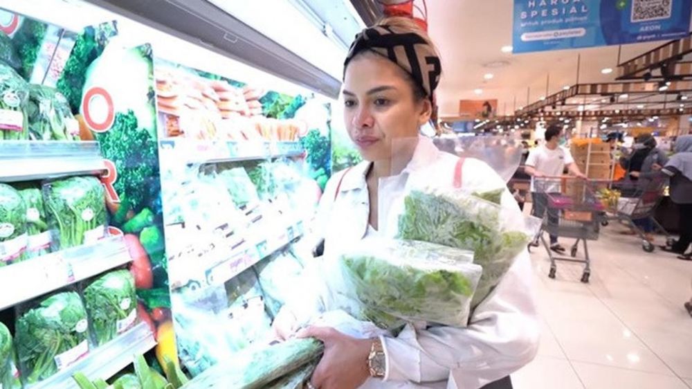 Gaya 8 seleb belanja kebutuhan pokok saat pandemi corona, stylish