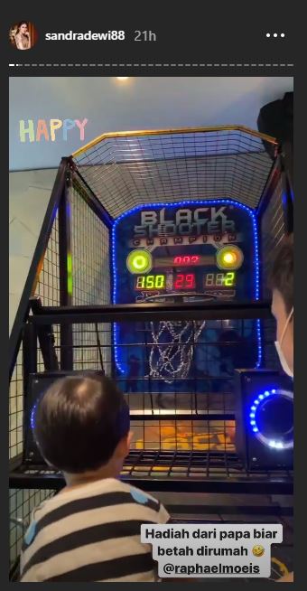 Biar betah di rumah, anak Sandra Dewi dihadiahi mesin basket
