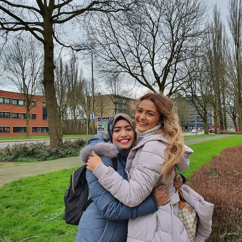 Jarang tersorot, ini 7 potret kedekatan Amanda Rawles dan sang ibu