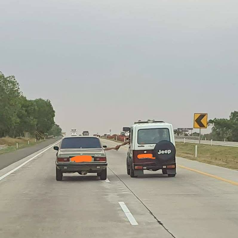 10 Potret lucu kejadian langka di jalan raya ini bikin geleng kepala
