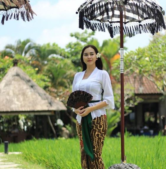 Pesona 9 seleb Indonesia pakai baju adat kebaya Bali