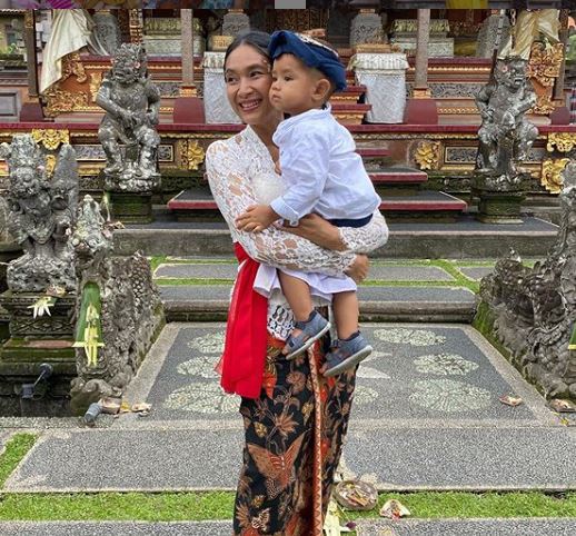 Pesona 9 seleb Indonesia pakai baju adat kebaya Bali