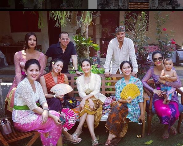 Pesona 9 seleb Indonesia pakai baju adat kebaya Bali