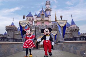 Rumahkan 43 ribu karyawan, Disneyland akan jamin tunjangan