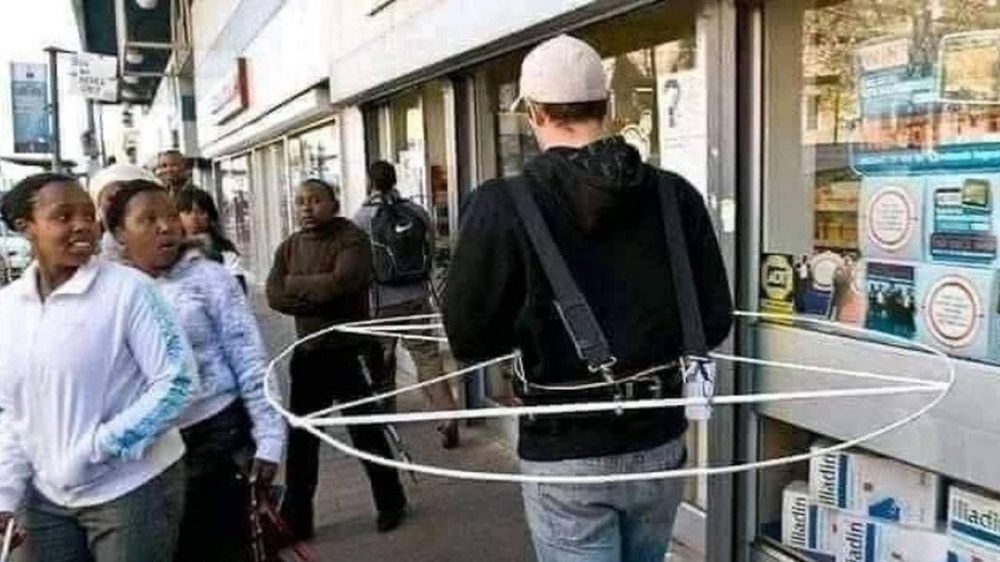 10 Aksi kocak ingatkan social distancing ini niatnya baik