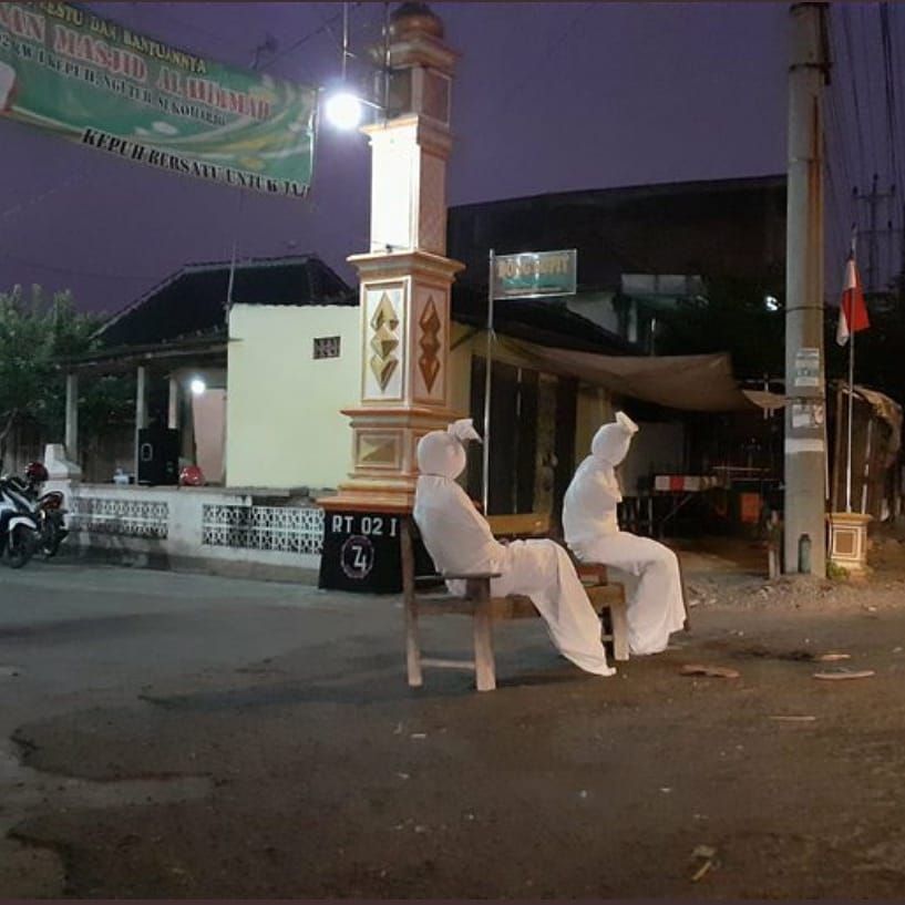 10 Aksi kocak ingatkan social distancing ini niatnya baik