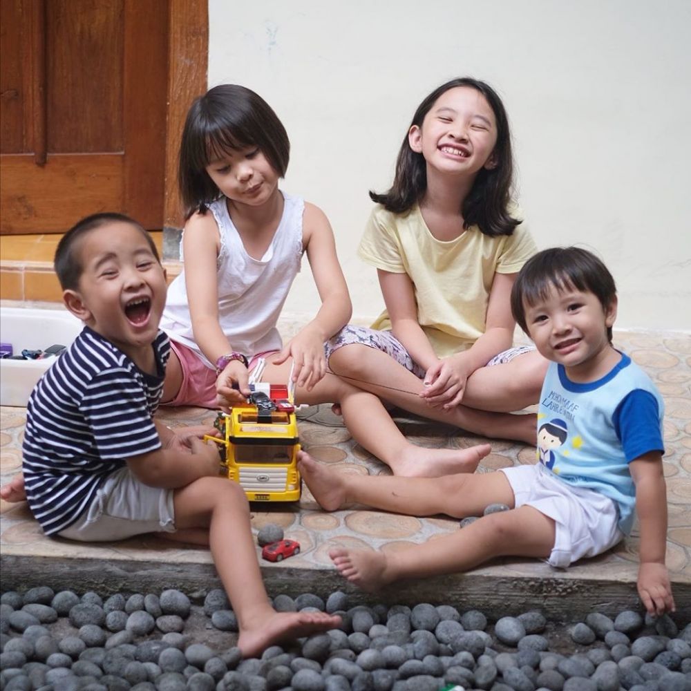 Dibuatkan short movie, ini 10 potret kompak anak Zaskia dan Hanung