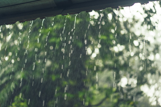 60 Kata kata  keren  saat hujan  menyentuh dan penuh makna