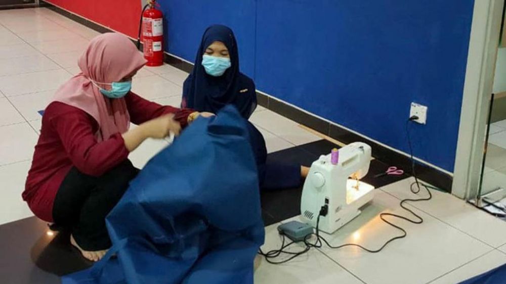 Kisah haru penjahit tak punya tangan bantu bikin APD tenaga medis