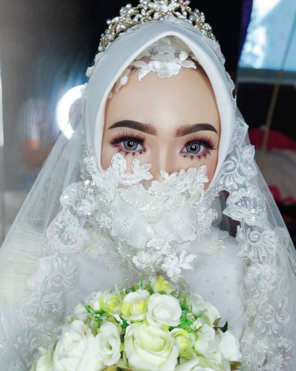 8 Inspirasi gaya pengantin pakai masker di tengah corona