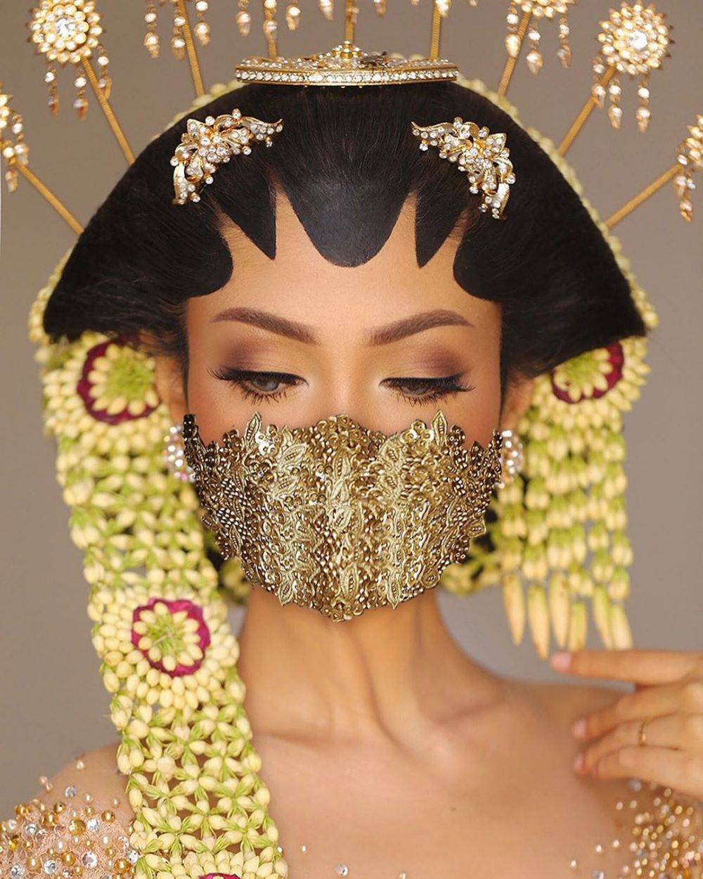 8 Inspirasi gaya pengantin pakai masker di tengah corona