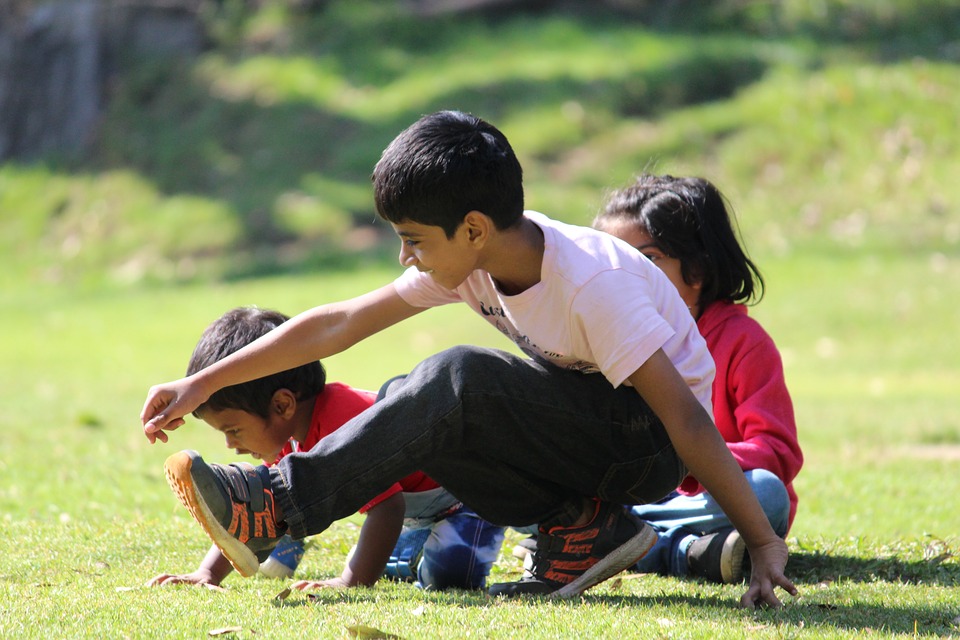 5 Panduan aman agar anak dapat bermain di luar saat social distancing