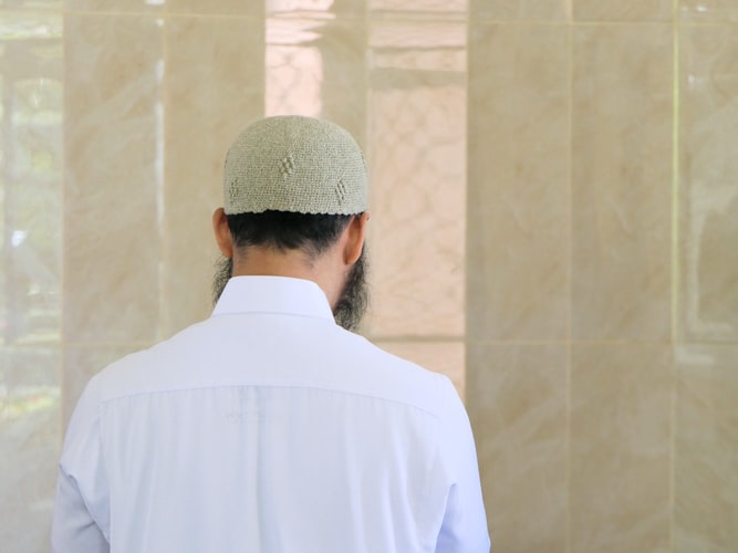 Tata cara sholat tarawih berjamaah maupun sendiri di rumah