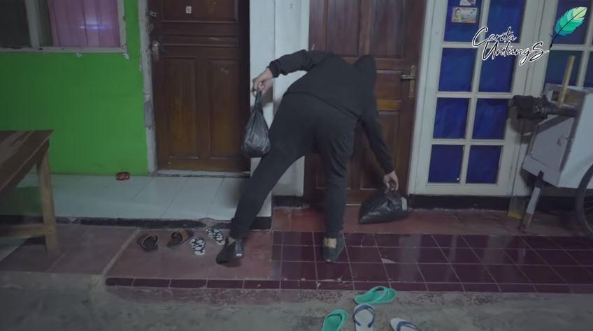 8 Momen Arie Untung bagi sembako tengah malam, sempat dikira maling