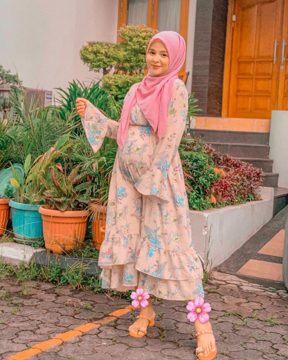 Hamil anak pertama, ini 6 potret Thya Sethya tunjukkan baby bump