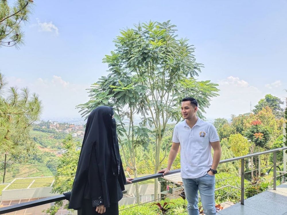 Sirajudin Mahmud unggah foto bareng wanita bercadar, Zaskia Gotik?