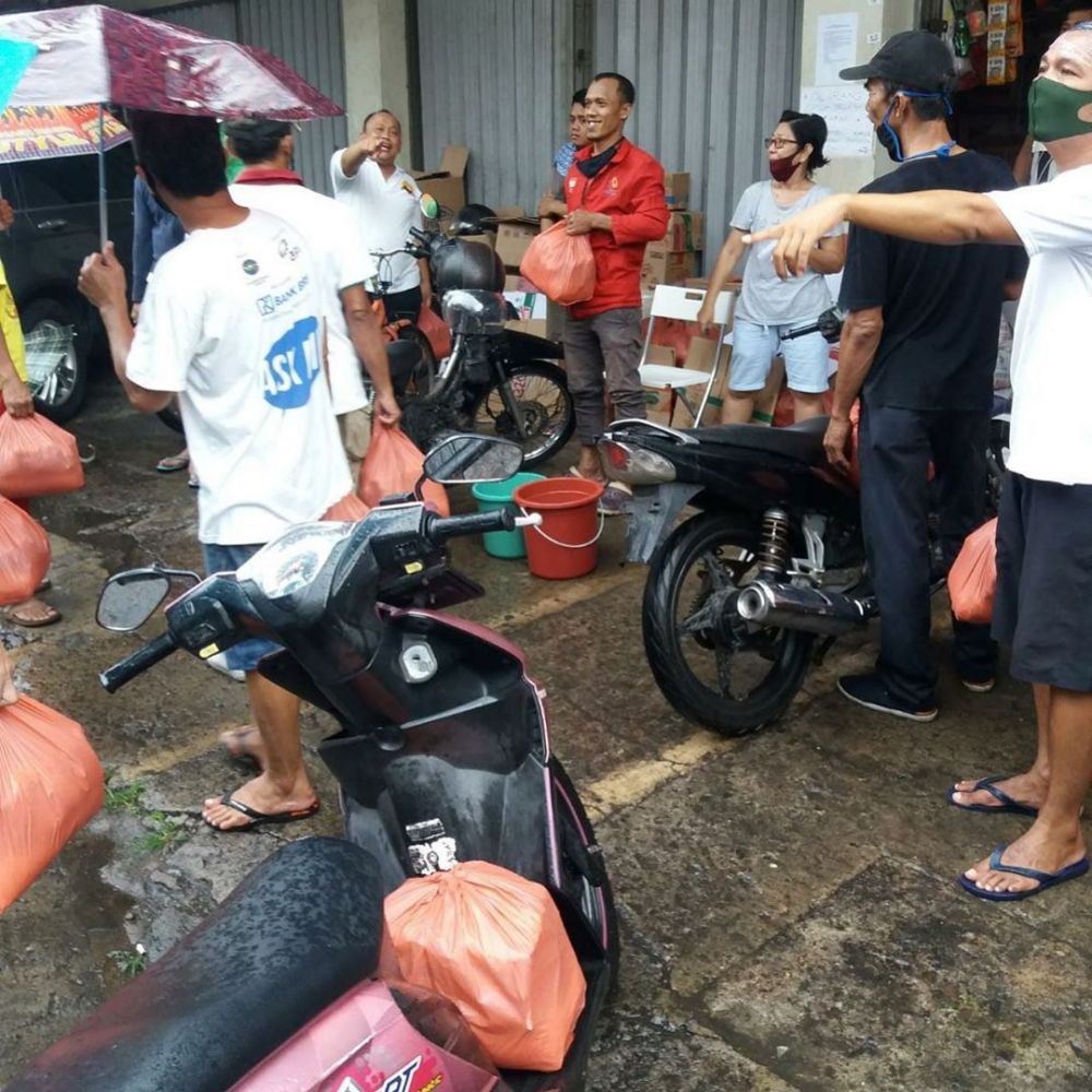 Jarang tersorot, ini 8 pesona ibunda Ernest Prakasa yang awet muda