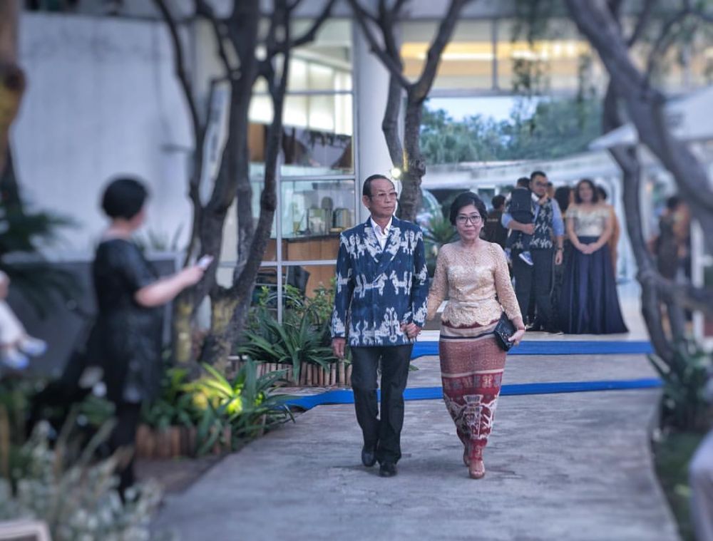 Jarang tersorot, ini 8 pesona ibunda Ernest Prakasa yang awet muda