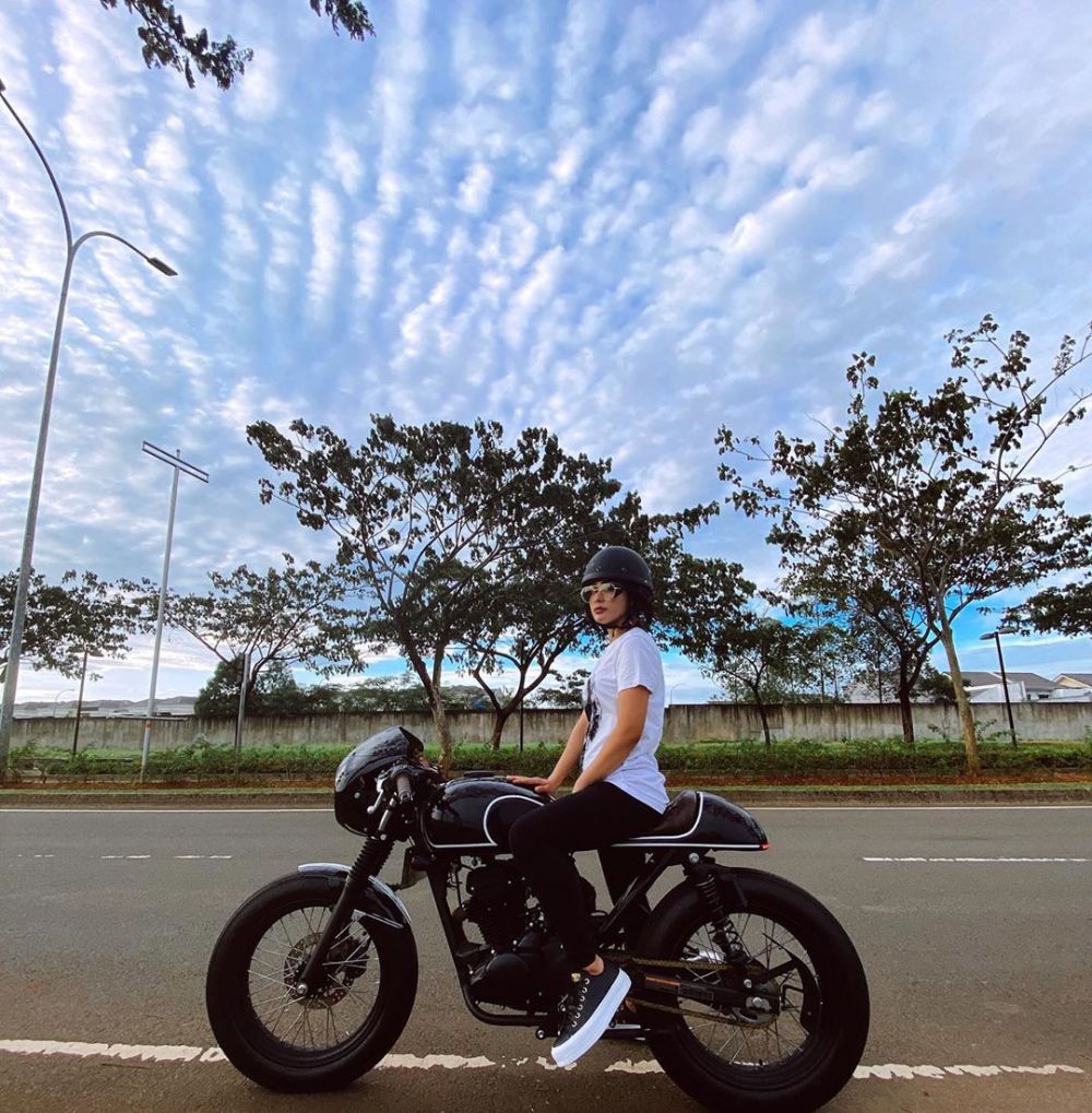 7 Potret Selvi Kitty saat naik motor gede, gayanya keren
