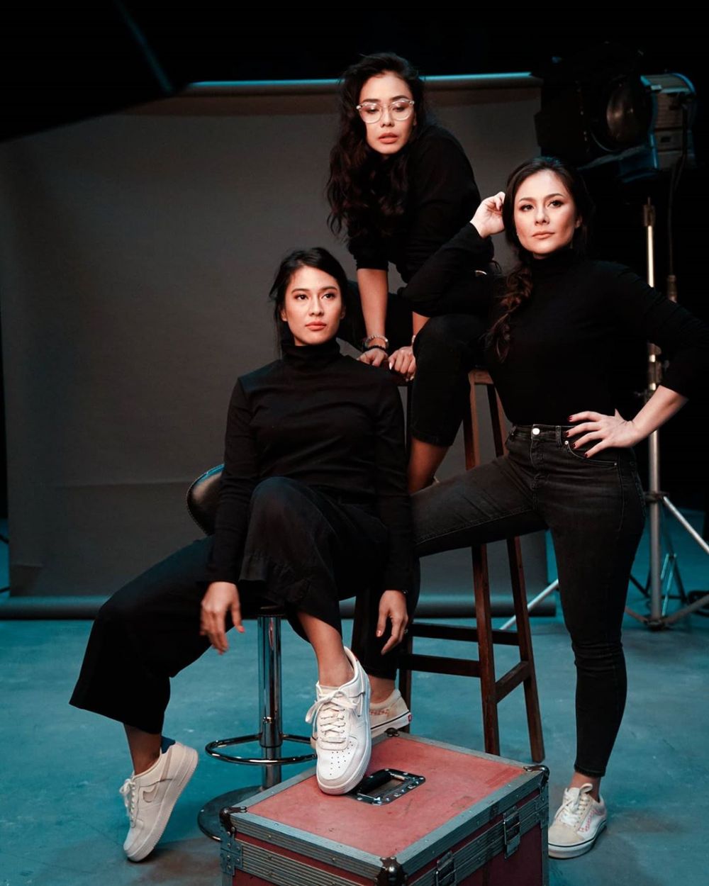 4 Potret Dian Sastro squad bak Charlie Angles, cantik maksimal