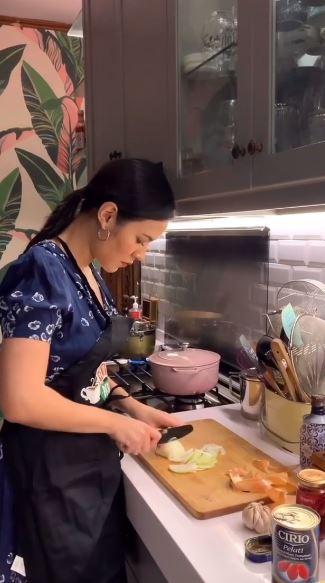8 Momen Raisa masak untuk suami, pesonanya bikin gagal fokus