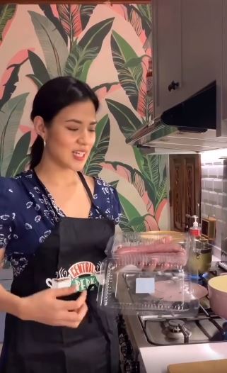 8 Momen Raisa masak untuk suami, pesonanya bikin gagal fokus