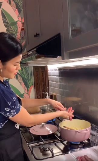 8 Momen Raisa masak untuk suami, pesonanya bikin gagal fokus
