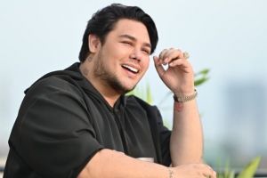 Omzet menurun saat corona, Ivan Gunawan banting stir jualan peyek