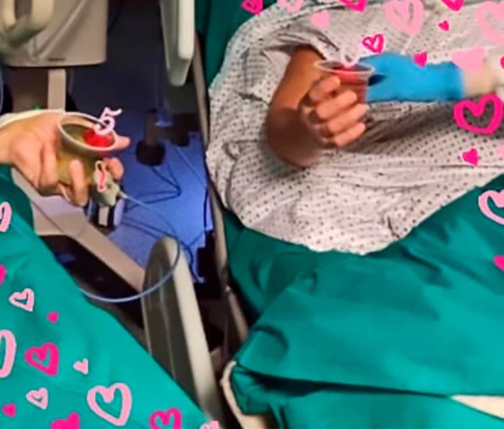Positif corona, pasangan lansia rayakan hari jadi ke-50 di rumah sakit