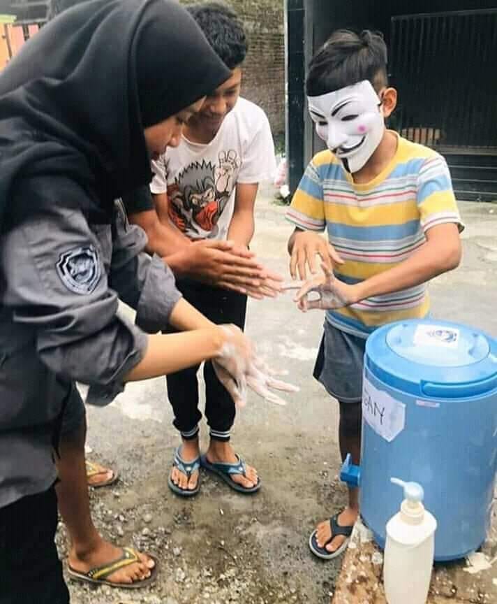 10 Momen absurd kegiatan wajib di rumah ini bikin cekikikan