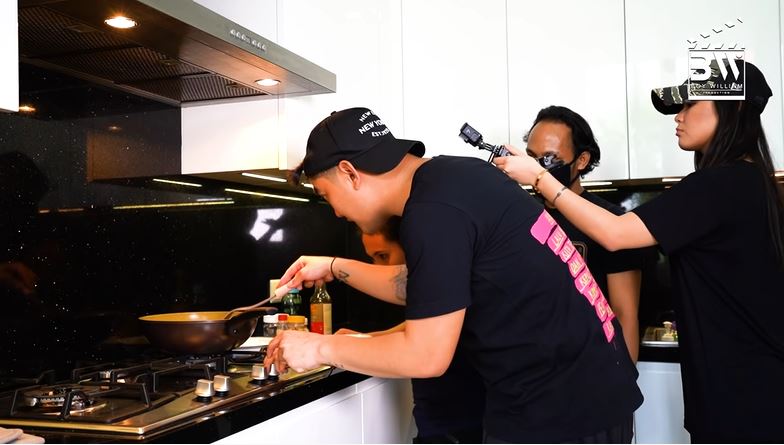 7 Momen Boy William masak untuk ART, hasilnya tuai pujian