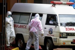 Kisah Ika, relawan cantik yang jadi sopir ambulans pasien corona