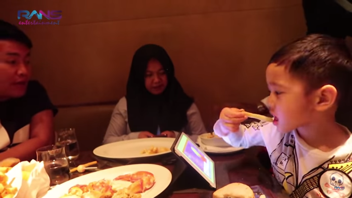 Momen hangat 6 seleb makan bareng dengan ART, sederhana