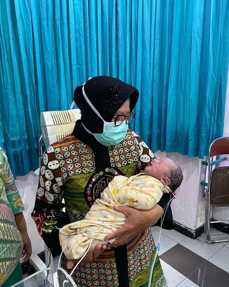 6 Momen haru Tri Rismaharini sambut cucu kedua di tengah pandemi