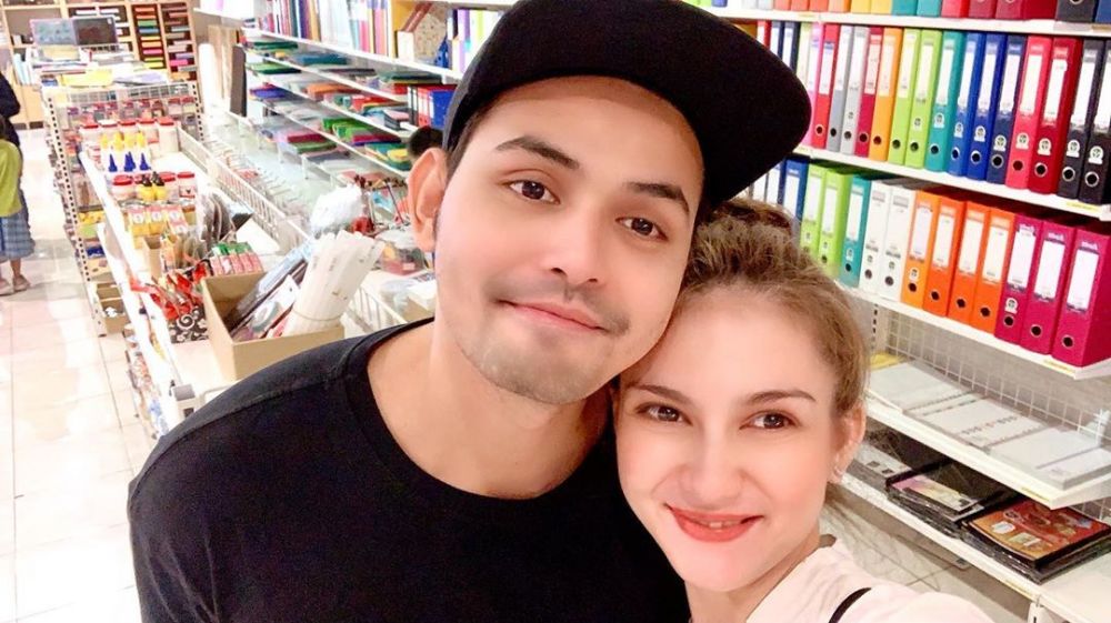 Isi waktu luang di rumah saja, 5 seleb memilih berdagang