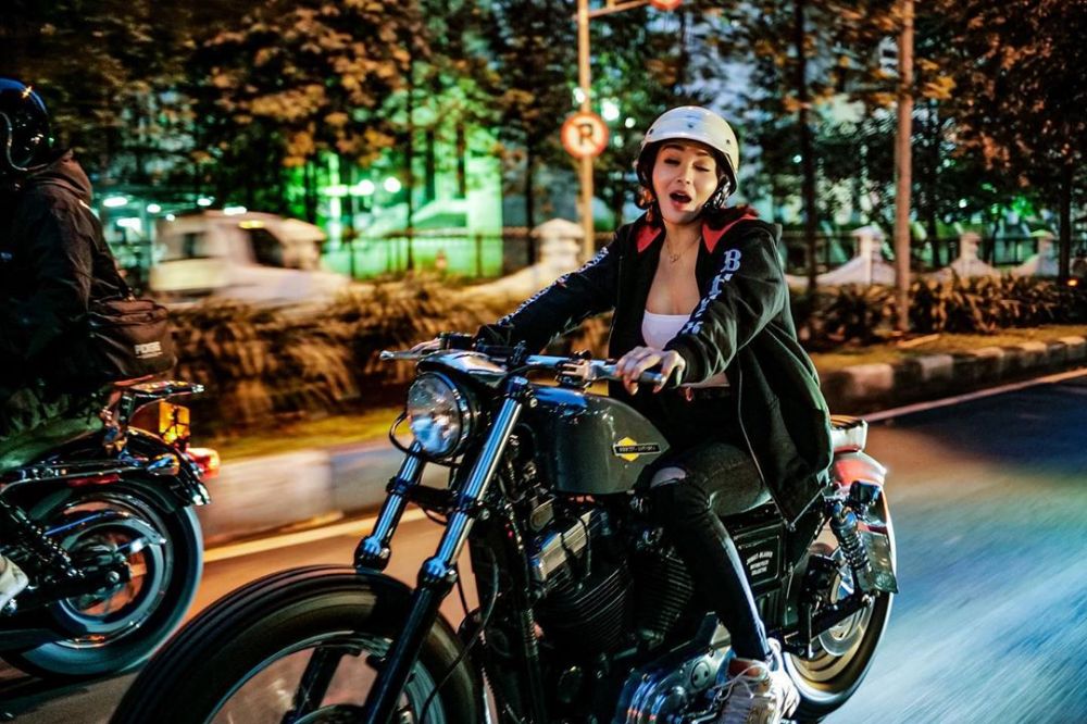 6 Gaya motoran Wika Salim ini sukses bikin melongo, keren abis