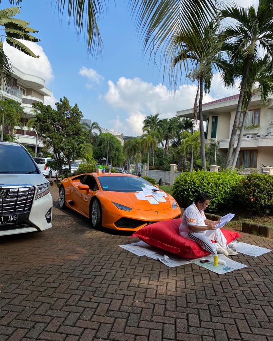 5 Potret Hotman Paris berjemur sambil kerja, bikin salah fokus