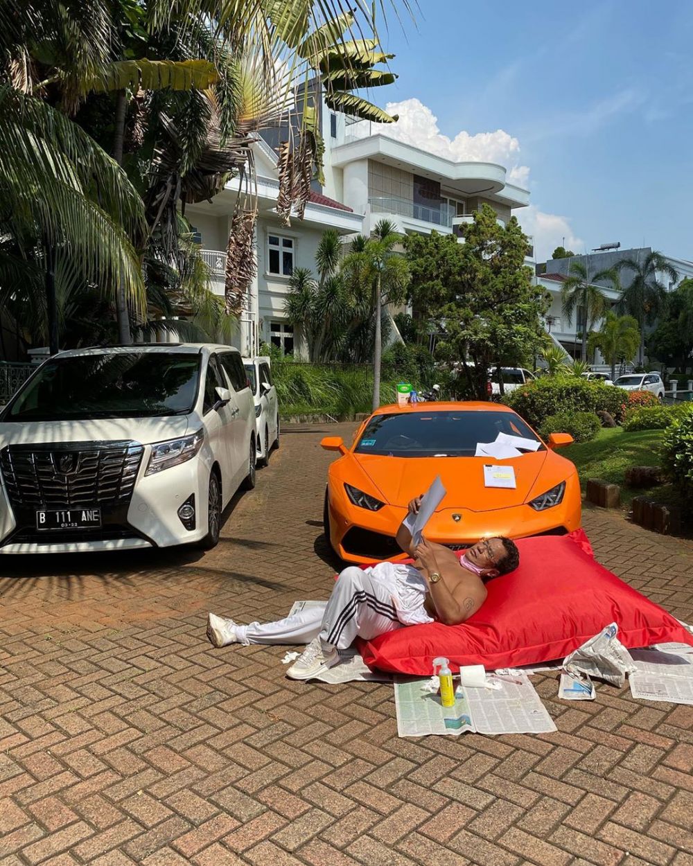 5 Potret Hotman Paris berjemur sambil kerja, bikin salah fokus