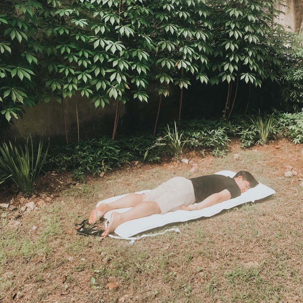 Potret 7 seleb pria saat berjemur, pose Hotman Paris bikin salfok