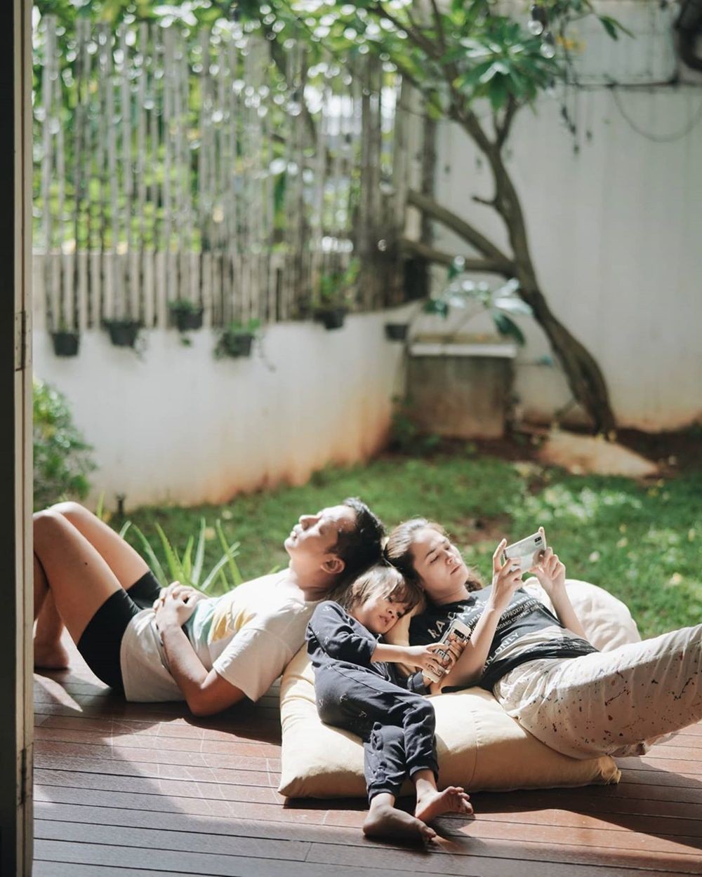 Potret 7 seleb pria saat berjemur, pose Hotman Paris bikin salfok