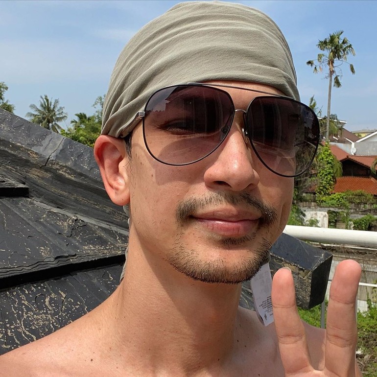 Potret 7 seleb pria saat berjemur, pose Hotman Paris bikin salfok